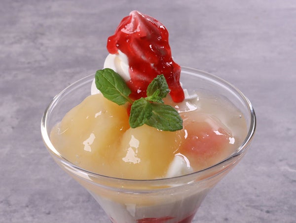 白桃と杏仁豆腐のラズベリーパフェ